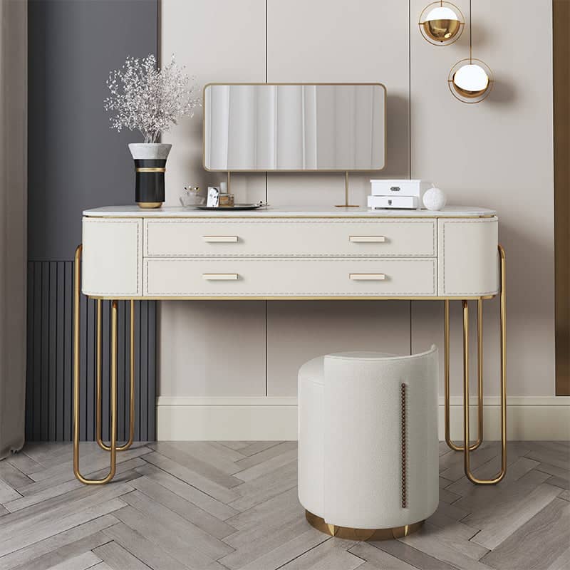 مرأة عملية ومقعد