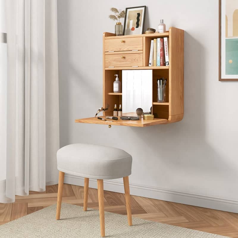 تسريحة صغيرة معلقة بمرأة