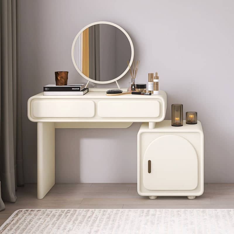 تسريحة بتصميم بسيط بمرآة 