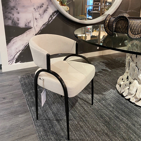 كرسي طعام بتصميم بسيط وشيك