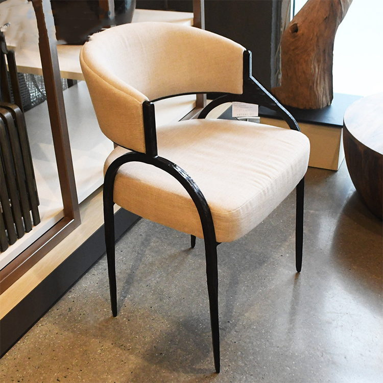 كرسي طعام بتصميم بسيط وشيك