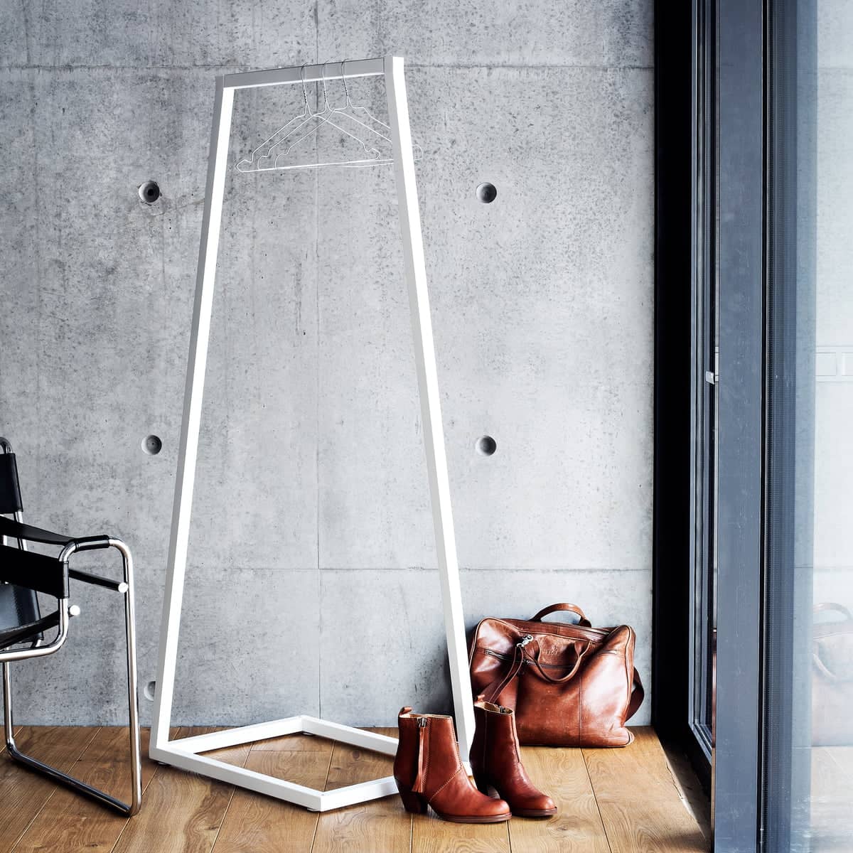 علاقة ملابس أبيض - MORE