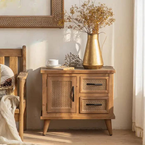 خزينة خشبية بادرج و تصميم عتيق