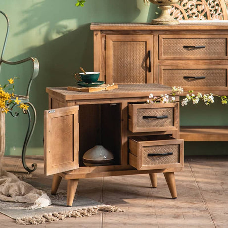 خزينة خشبية بادرج و تصميم عتيق