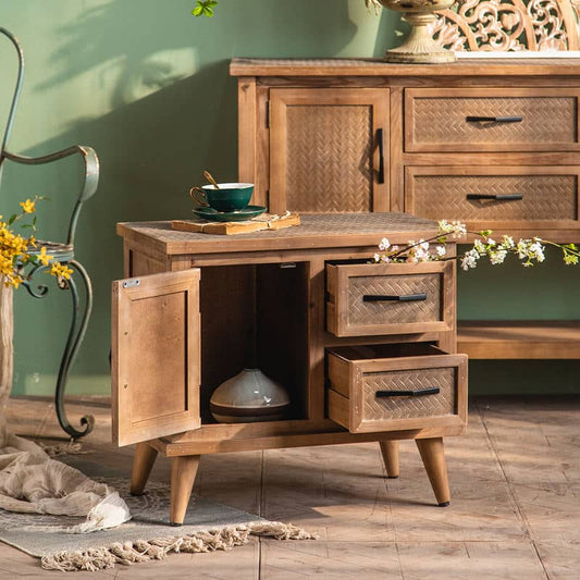 خزينة خشبية بادرج و تصميم عتيق