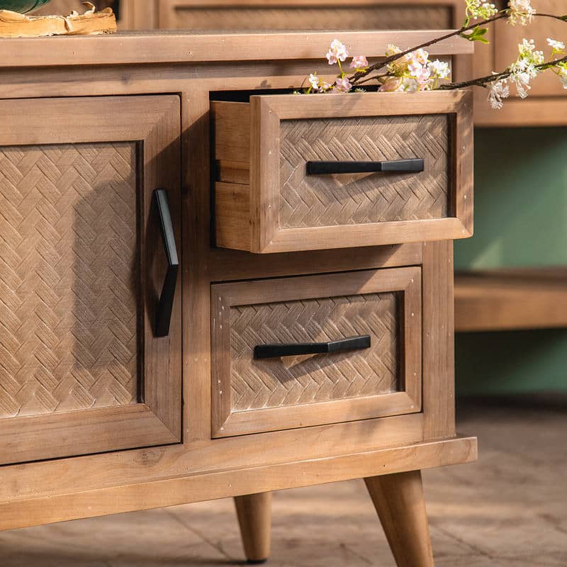 خزينة خشبية بادرج و تصميم عتيق