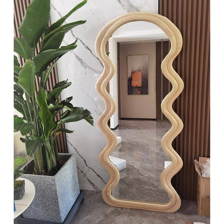 مرأه بتصميم حديث - PURE