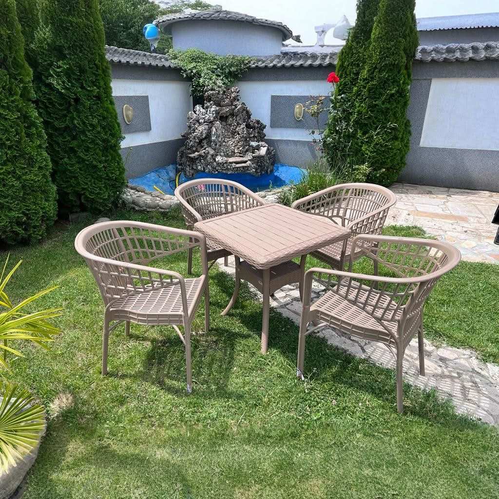 طقم خارجي كريستال أربع كراسي و طاولة متعدد الالوان