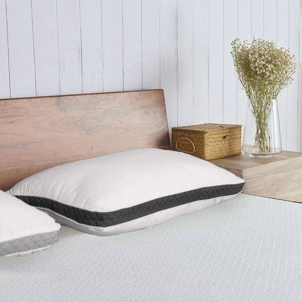 وسادة لون ابيض