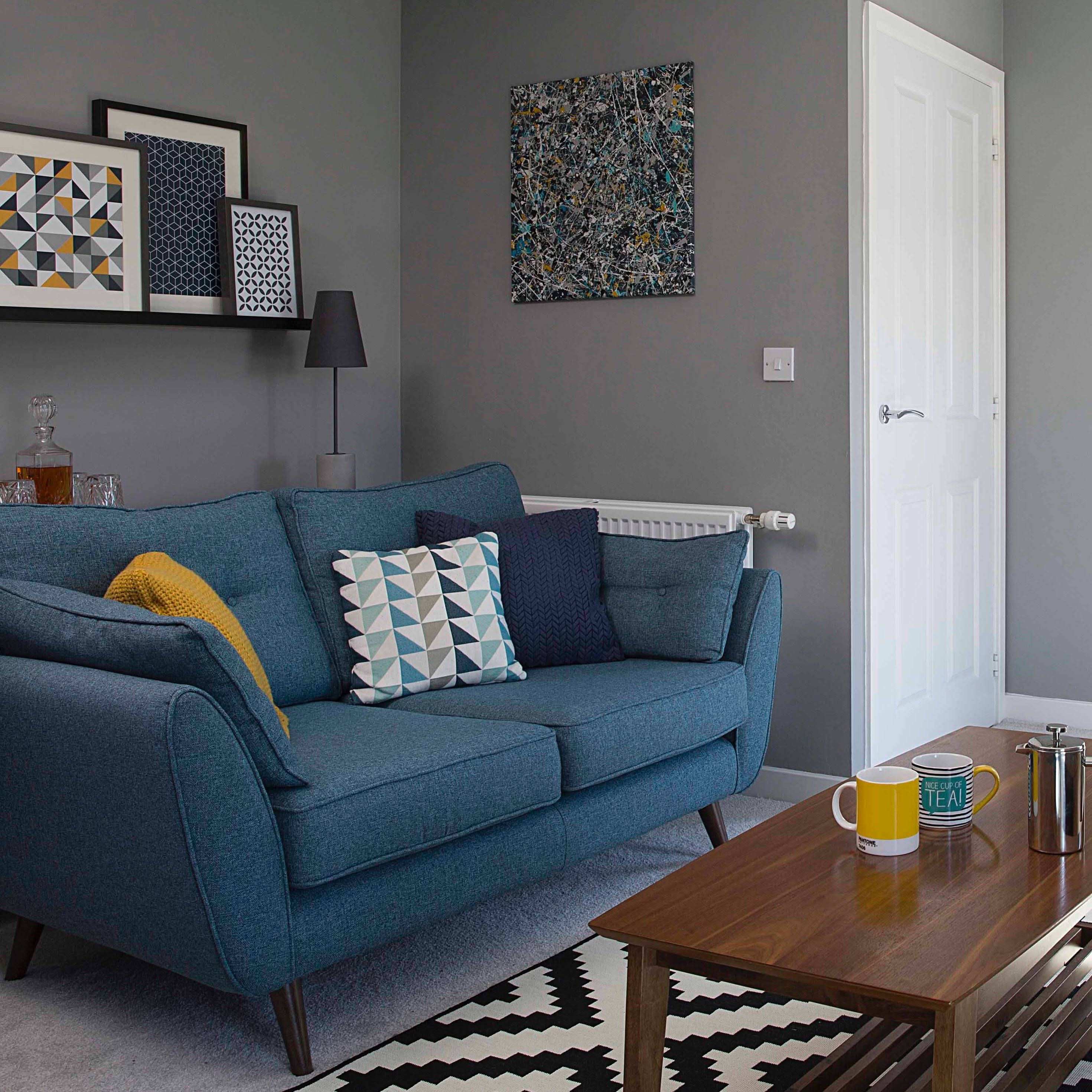 كنبة رائعة بأرجل خشبية - Baytuk